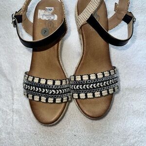Women's Black and Tan Sandals
